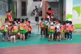 萌娃的裤兜总是鼓溜溜的，幼儿园老师一翻当场崩溃，园长：退园吧图片