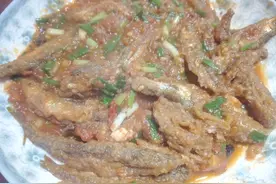 西红柿焖鱼仔这样焖，鱼肉鲜香入味，汁甜可口，简单就是美味图片