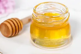 普通蜂蜜和蜂王浆的区别，蜂王浆和蜂蜜一样吗？图片