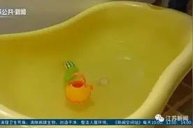 妈妈给大宝穿完衣服后，发现二宝竟倒栽在浴桶里一动不动图片