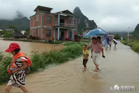 感动！黄练一村小校长背学生过积水图片
