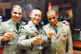 公司白领痛失女友，他选择加入了法国雇佣兵，入马里作战图片