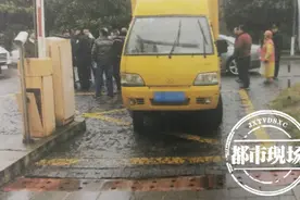 “我一直都这么停！”乱停车被指责 货车司机3次撞击奥迪A8图片