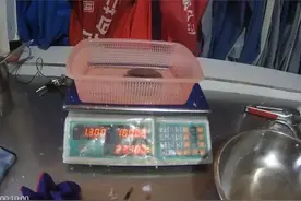 1kg=1.3kg？金堂把“歪电子秤”没收了！图片
