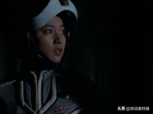 赛文奥特曼被绑在十字架上，要被宇宙人处死，事情很严重