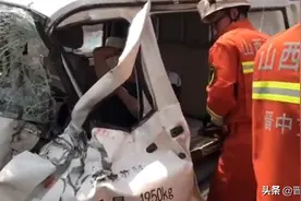 榆次汇通路鸣李段天桥下一面包车追尾洒水车，一人被困图片