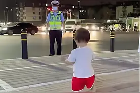 河南一交警半月没回家，1岁宝宝路口偶遇执勤爸爸，久久不愿离去图片