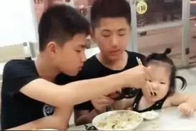 双胞胎儿子哭喊要妈妈生个妹妹，结果如愿了，兄弟俩把妹妹宠上天图片