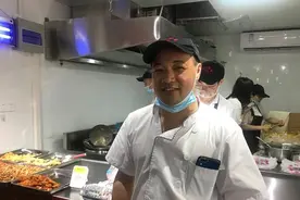 24年开出三家店，在杭买了房也买了车，有人说他是卖酥鱼的人生赢家图片