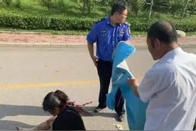 滕州一市民骑电动车摔倒路边 城管热心相助图片