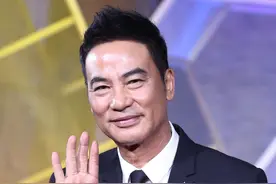5亿身价任达华吃路边摊被巧遇！「满嘴白胡」亲民有问必答图片