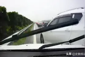 女司机哎呀呀惊呼追尾，教练讲初学阶段，不要忽略条件反射训练图片