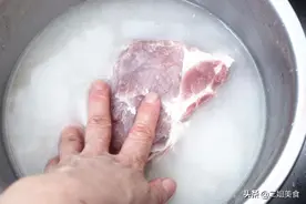 清洗猪肉时，用清水洗等于白洗！教您一招，干净彻底，浮沫都少图片