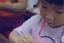 6岁女孩10秒包一个包子，手法娴熟获赞，网友：这让我情何以堪图片