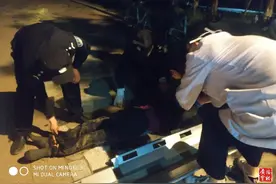 渭滨公安民警深夜勇救落水老妪图片