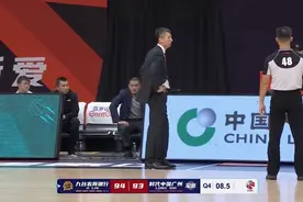 CBA争议一幕！郭士强不满判罚，弃赛10分钟抗议，裁判需反省图片