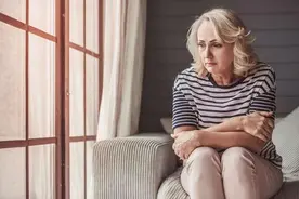 女性更年期到来前，大姨妈往往有3种异常，若你有，需及时调理图片