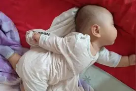 宝宝睡觉喜欢往上拱？宝妈要多注意，这三种常见睡姿也有大学问图片