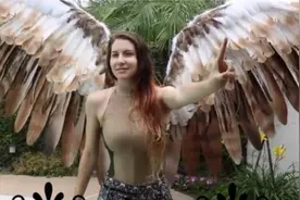 为翱翔蓝天，美国富家女斥资100万在背部植入翅膀，结果如何？图片