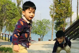 这对双胞胎小兄弟淘气又捣蛋，父母幸福得头疼图片