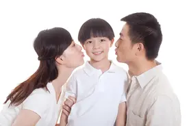 老公下跪求我别离婚，我冷漠地拒绝了，儿子的举动却令我后悔不已图片