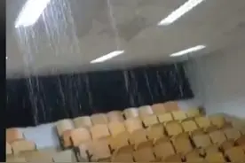 湖北一高校天花板被雨水冲塌致学生打伞撤离 校方：系90年代建筑 正在调查原因图片