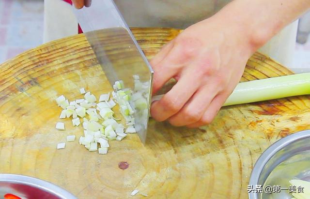 第一美食：两根茭白，一块炒肉，厨师长教你地道的家常做法