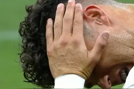 火爆！C罗头部遭伊布飞踢，当场躺地痛苦大喊，队友都被吓坏了图片