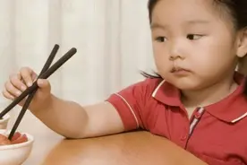 孩子吃饭时这3种表现，长大后大多没出息，每一种都令人反感图片