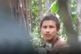 巴西亚马逊雨林拍到原始人：赤裸上身手持弯刀长矛，部落与世隔绝图片