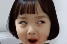 表情包女孩权律二近照曝光，被全网禁止整容，却逃不过掉牙魔咒图片