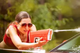 最硬核的“滋水枪”！一发能射14米，千元一把抢断货图片