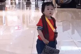 孩子的存在，就是为了证明父母是真爱，宝宝的身影太让人心疼哈哈图片