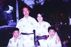 梁安琪昔日参加商务酒会，何猷亨穿西装相陪，母子俩微笑感情好图片