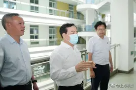 让奉贤因教育品质而美，因教育创新而强！开学前夕区领导走访调研奉贤中学图片