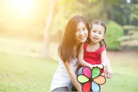 年轻妈妈，为了女儿能上一所精英私立幼儿园，献出自己所有图片