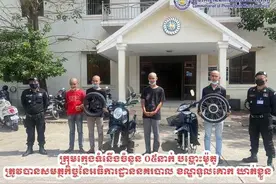 柬埔寨5名男子花式骑摩托，遭剃光头以示惩罚图片