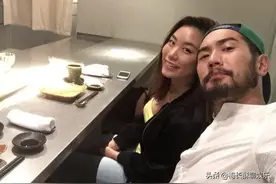 Bella兑现对高以翔的承诺，晒与男子嘟嘴合照，疑开始新恋情图片