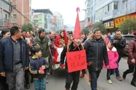 新娘被迫与公公激吻17秒，这也是习俗？中国式婚闹到底闹什么图片