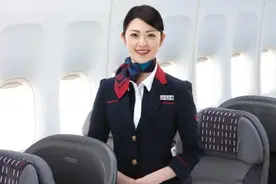 为什么空姐不能穿长裤，只能短裙配丝袜？资深老机长偷偷告诉你图片