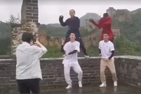 印小天在长城城墙上拍跳舞视频，景区回应：保护员进行了劝阻图片