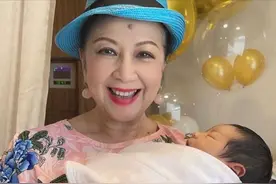 恭喜！71岁薛家燕孙子出生，首晒合照满脸喜悦，送儿媳两千万房产图片