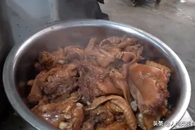 山东滕州的网红猪头肉，1锅1000斤1小时卖光，一天轻松收入10万元图片