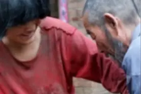 70岁光棍老人捡了个20岁智障女孩，他们生下的孩子看着让人心疼图片