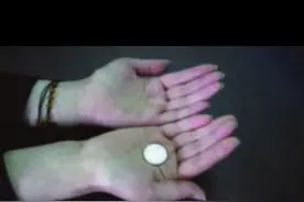 一看就会炫技魔术：硬币穿越术图片
