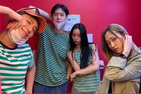 《请回答1988》主创重聚！阿泽条纹装撞衫德善配一脸，大合影好甜图片