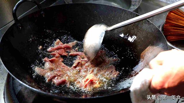 厨师长分享苦瓜炒牛肉家常做法，牛肉鲜嫩不老，苦瓜爽脆入味