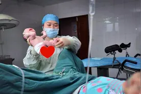 生娃后产妇只能看新生儿屁屁，难道是为了确认性别？其实别有隐情图片