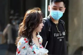 成都妹子太会穿！裹胸配短裙太省布料，肤白腿长个个都是大美女图片