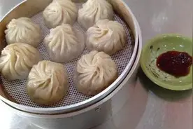 大厨教你在家这样做灌汤包，汤汁饱满，口感细腻筋道，齿齿留香图片